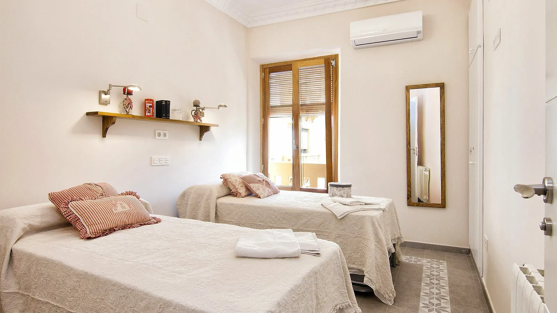 Bright & Elegant City Centre 3 Bedroom Apart Granada Spain